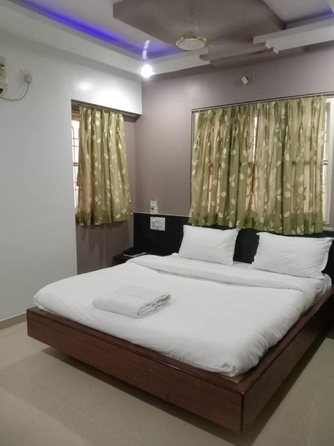 Hotel Rajdhani Hālol Exteriör bild